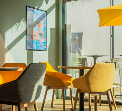 Aménagement de la salle de restaurant : mobilier design aux couleurs vives