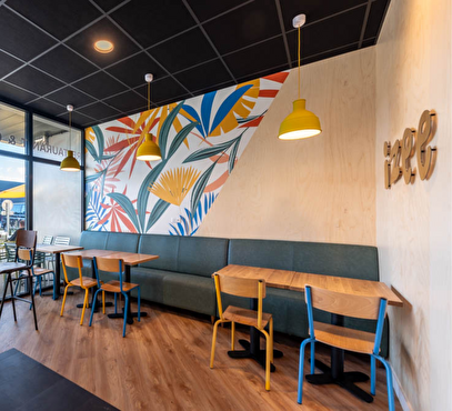 Aménagement de la salle de restaurant : mobilier design et tapisserie vive